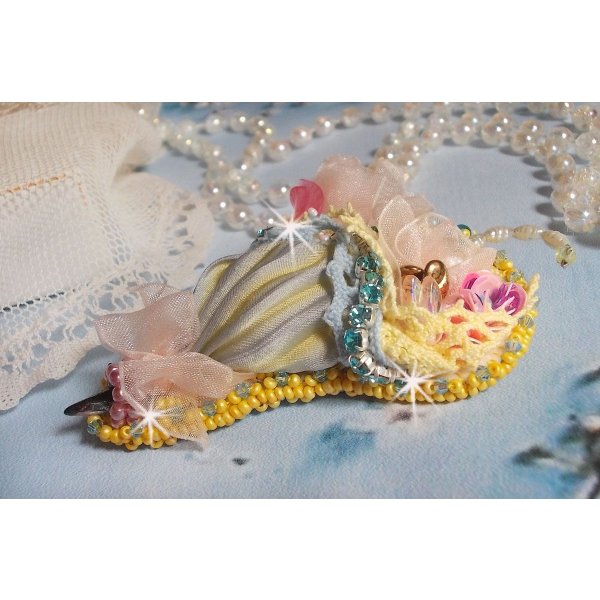 Pregadeira de flores bordada com fita de seda cinzenta/amarela, cristais Swarovski, flores Lucite, contas Mãe das Pérolas, rendas e contas de sementes