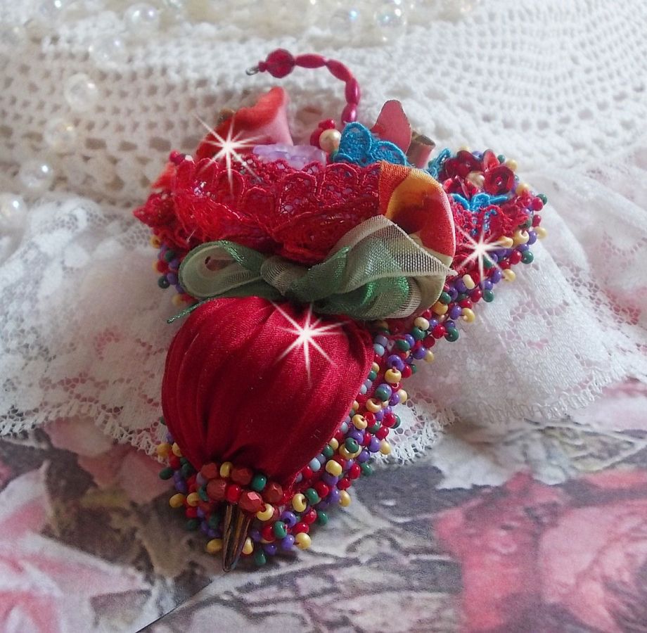 Guarda-chuva Ruby Broche bordado com fita de seda vermelha, cristais Swarovski, flores Lucite, contas de vidro Boémio e contas de sementes