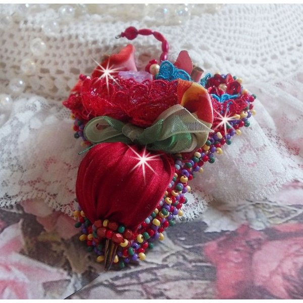 Guarda-chuva Ruby Broche bordado com fita de seda vermelha, cristais Swarovski, flores Lucite, contas de vidro Bo&eacute;mio e contas de sementes