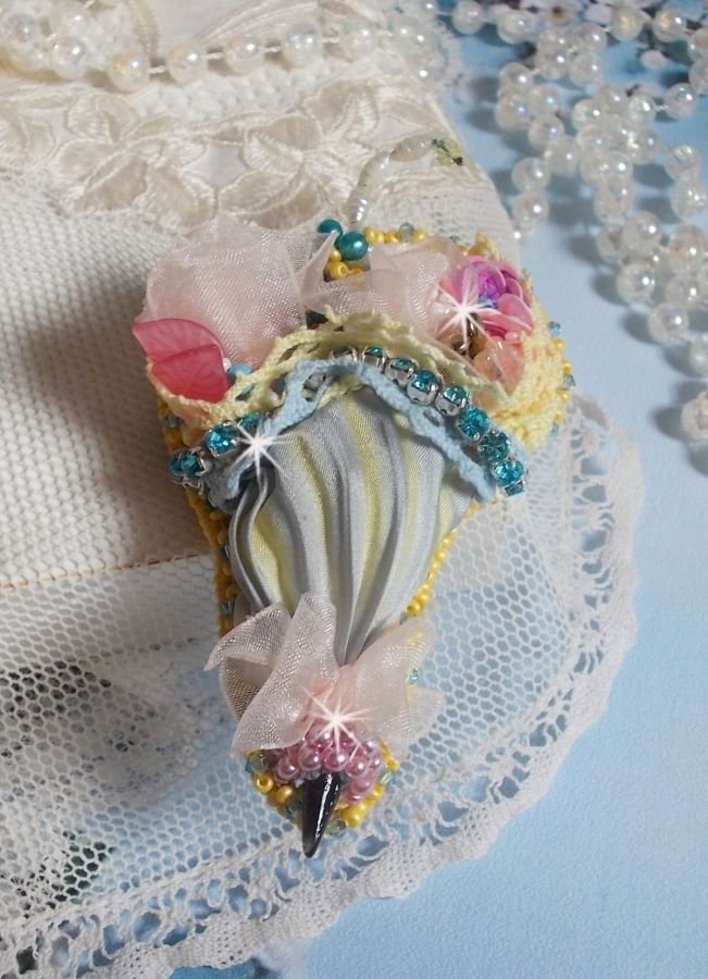 Pregadeira de flores bordada com fita de seda cinzenta/amarela, cristais Swarovski, flores Lucite, contas Mãe das Pérolas, rendas e contas de sementes
