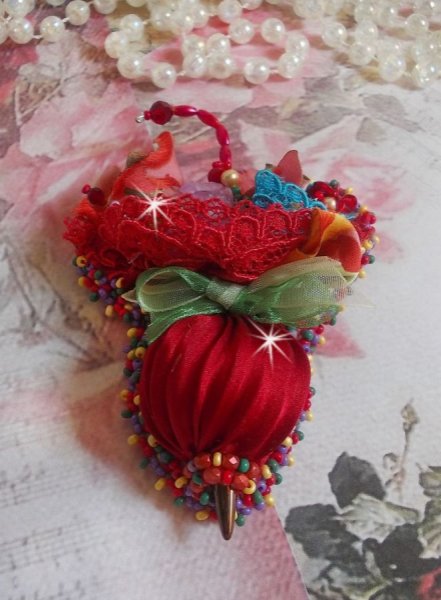Guarda-chuva Ruby Broche bordado com fita de seda vermelha, cristais Swarovski, flores Lucite, contas de vidro Bo&eacute;mio e contas de sementes