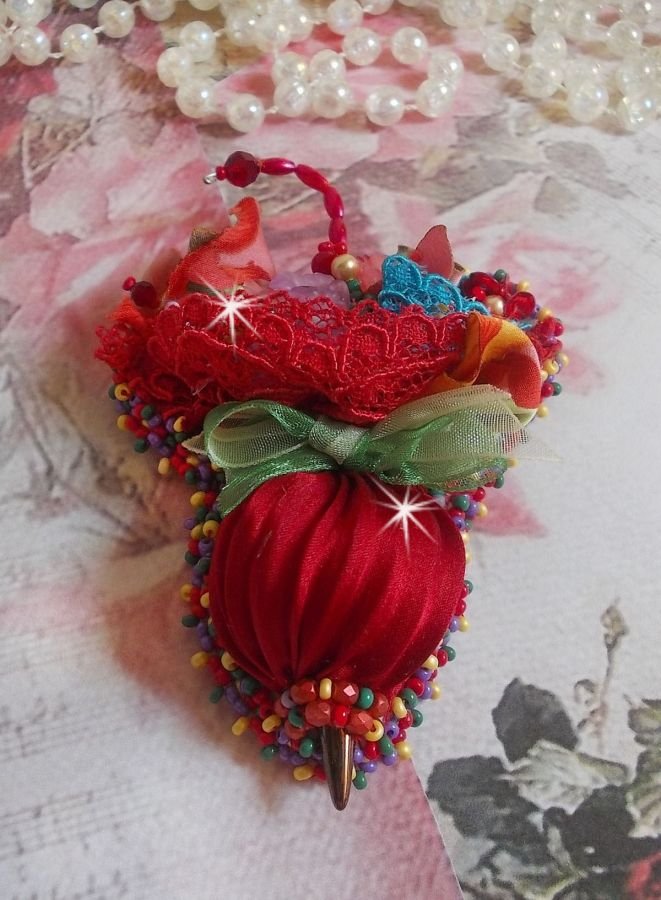 Guarda-chuva Ruby Broche bordado com fita de seda vermelha, cristais Swarovski, flores Lucite, contas de vidro Boémio e contas de sementes