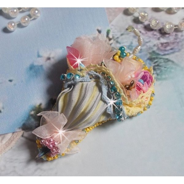 Pregadeira de flores bordada com fita de seda cinzenta/amarela, cristais Swarovski, flores Lucite, contas M&atilde;e das P&eacute;rolas, rendas e contas de sementes