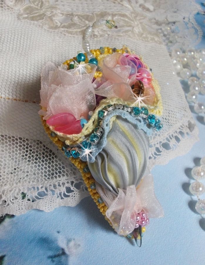 Pregadeira de flores bordada com fita de seda cinzenta/amarela, cristais Swarovski, flores Lucite, contas Mãe das Pérolas, rendas e contas de sementes