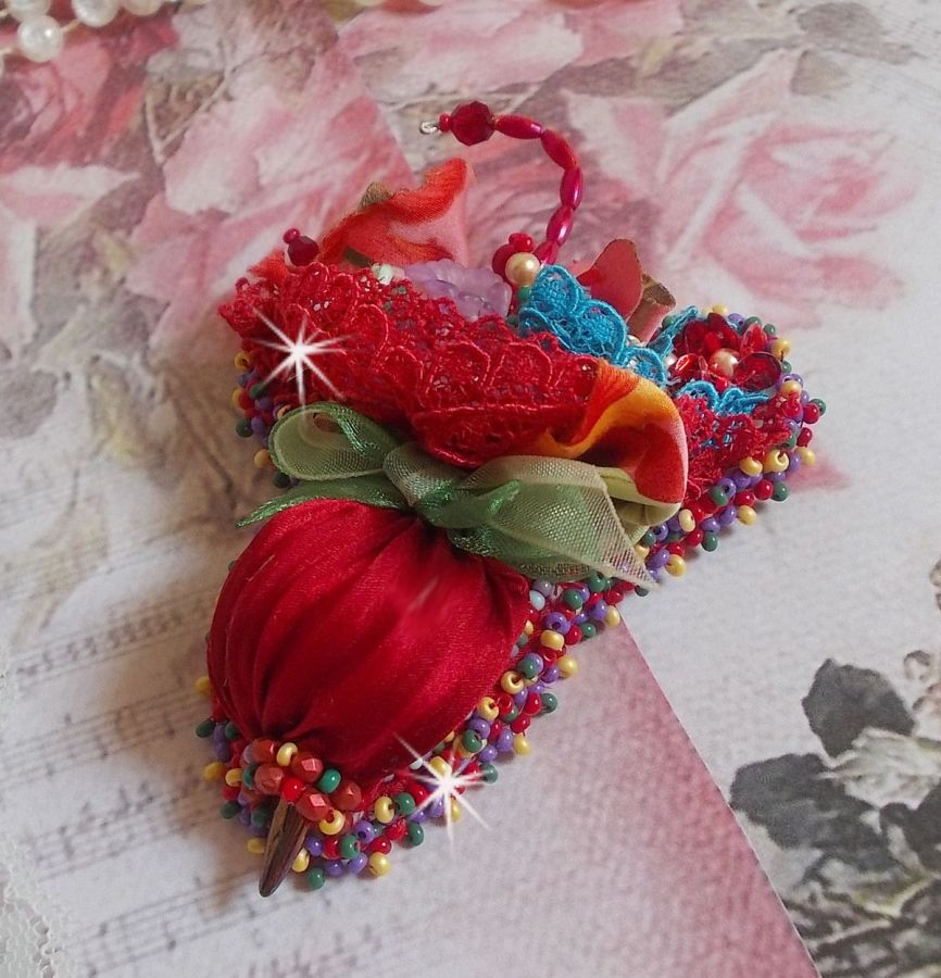 Guarda-chuva Ruby Broche bordado com fita de seda vermelha, cristais Swarovski, flores Lucite, contas de vidro Boémio e contas de sementes