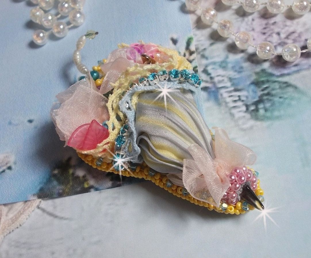 Pregadeira de flores bordada com fita de seda cinzenta/amarela, cristais Swarovski, flores Lucite, contas Mãe das Pérolas, rendas e contas de sementes