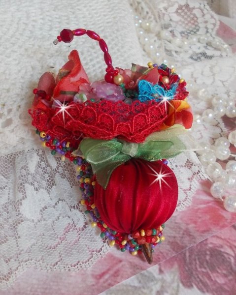 Guarda-chuva Ruby Broche bordado com fita de seda vermelha, cristais Swarovski, flores Lucite, contas de vidro Bo&eacute;mio e contas de sementes