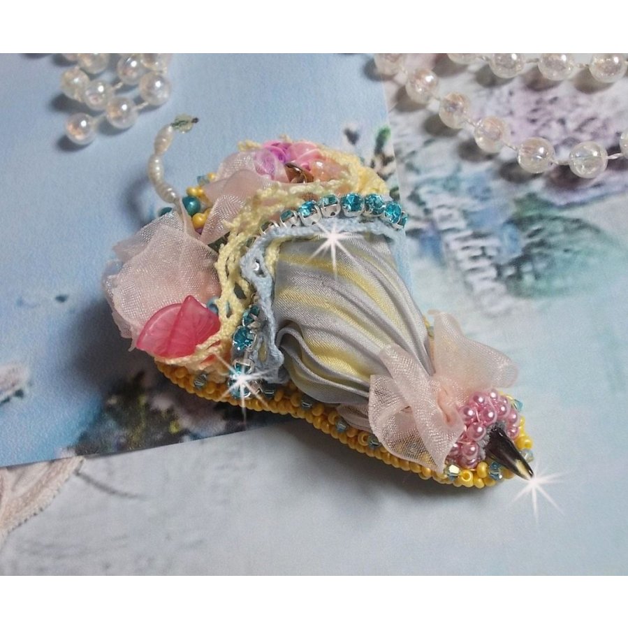 Pregadeira de flores bordada com fita de seda cinzenta/amarela, cristais Swarovski, flores Lucite, contas Mãe das Pérolas, rendas e contas de sementes