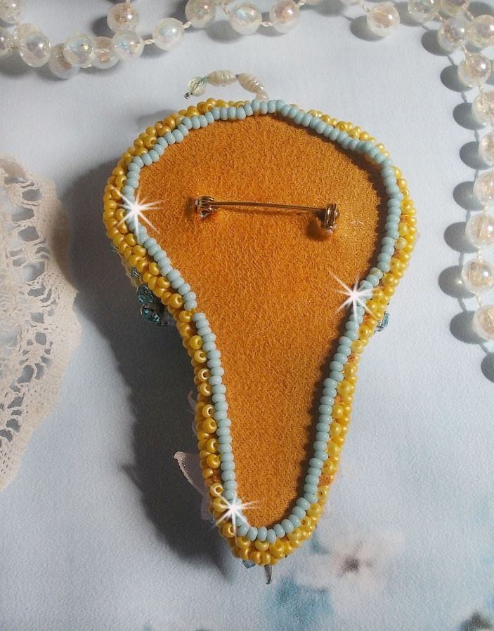 Pregadeira de flores bordada com fita de seda cinzenta/amarela, cristais Swarovski, flores Lucite, contas Mãe das Pérolas, rendas e contas de sementes