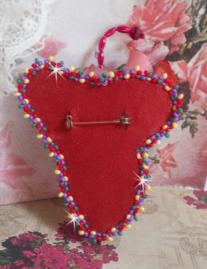 Guarda-chuva Ruby Broche bordado com fita de seda vermelha, cristais Swarovski, flores Lucite, contas de vidro Boémio e contas de sementes