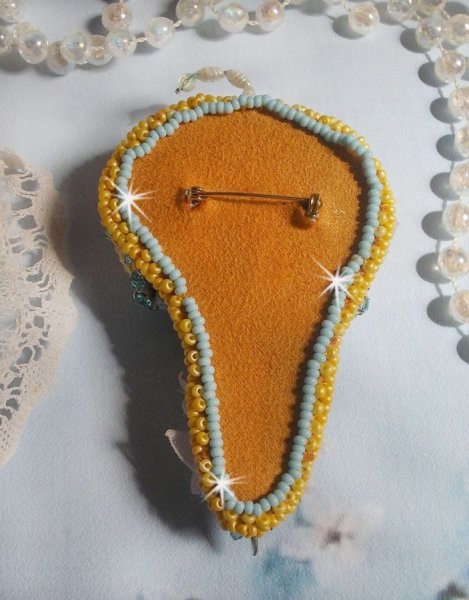 Pregadeira de flores bordada com fita de seda cinzenta/amarela, cristais Swarovski, flores Lucite, contas M&atilde;e das P&eacute;rolas, rendas e contas de sementes