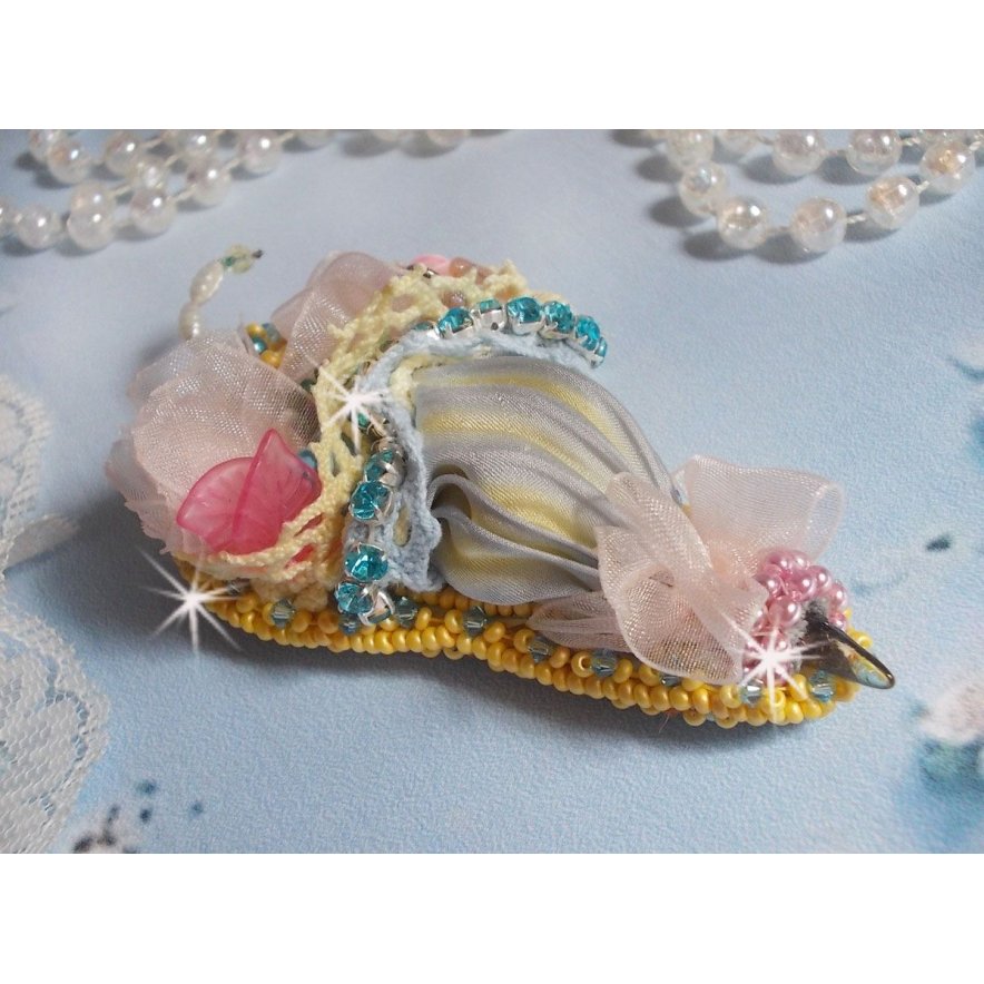 Pregadeira de flores bordada com fita de seda cinzenta/amarela, cristais Swarovski, flores Lucite, contas Mãe das Pérolas, rendas e contas de sementes