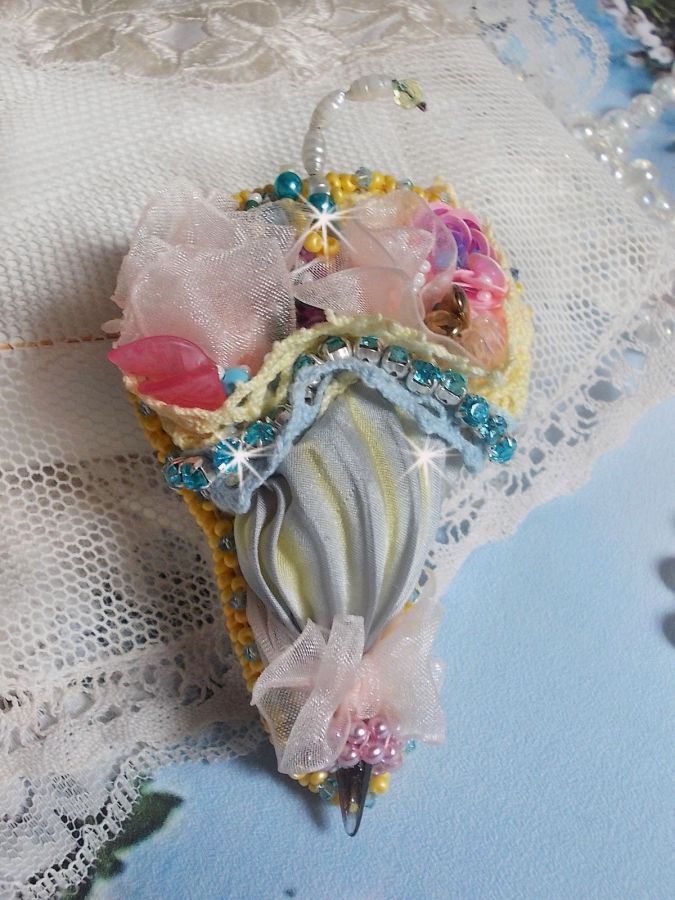 Pregadeira de flores bordada com fita de seda cinzenta/amarela, cristais Swarovski, flores Lucite, contas Mãe das Pérolas, rendas e contas de sementes