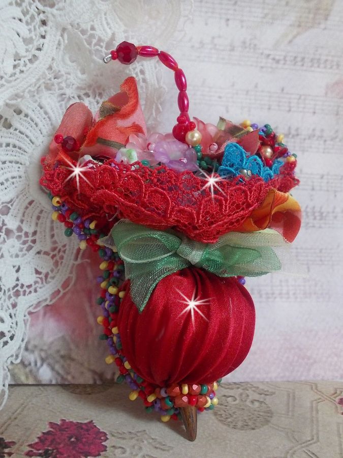 Guarda-chuva Ruby Broche bordado com fita de seda vermelha, cristais Swarovski, flores Lucite, contas de vidro Boémio e contas de sementes