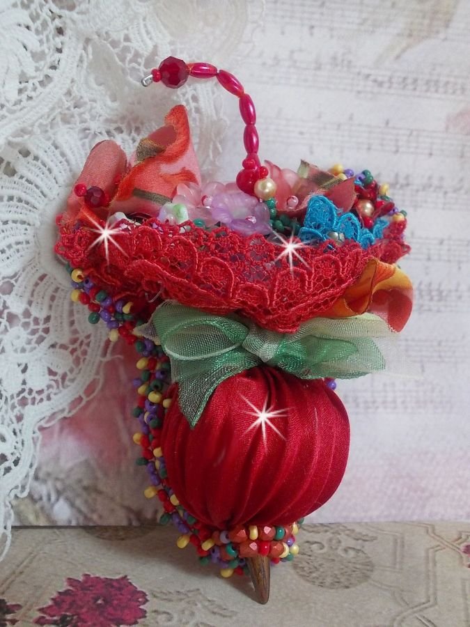 Guarda-chuva Ruby Broche bordado com fita de seda vermelha, cristais Swarovski, flores Lucite, contas de vidro Boémio e contas de sementes