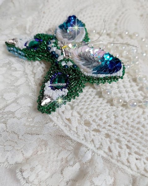 Broche Papillon Clair de Lune Lune brod&eacute;e avec des cristaux, sequins et rocailles