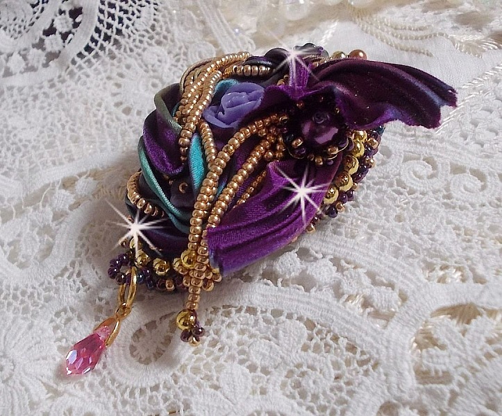 Broche La Passionn&eacute;e de Venise brod&eacute;e avec un ruban de soie Purple, une rose en r&eacute;sine mauve et des rocailles Miyuki