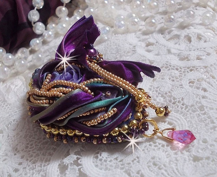 Broche La Passionn&eacute;e de Venise brod&eacute;e avec un ruban de soie Purple, une rose en r&eacute;sine mauve et des rocailles Miyuki