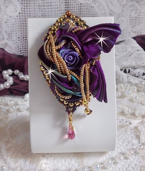 Broche La Passionn&eacute;e de Venise brod&eacute;e avec un ruban de soie Purple, une rose en r&eacute;sine mauve et des rocailles Miyuki