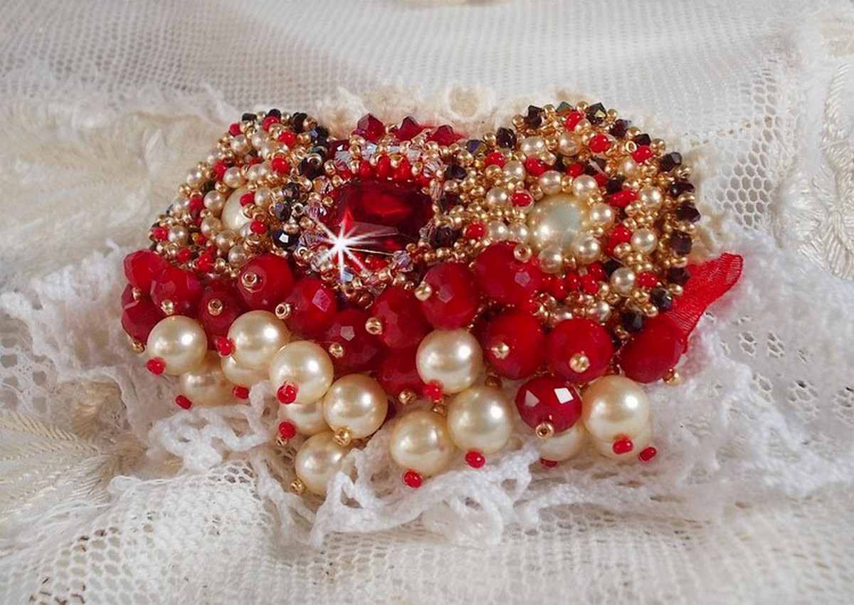 Broche de rubi bordado com um cabochon de vidro boémio dos anos 60, pérolas, cristais Swarovski e missangas de sementes