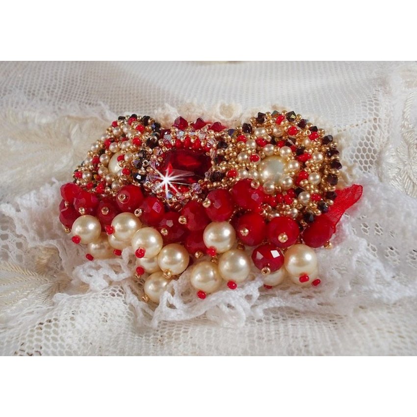 Broche de rubi bordado com um cabochon de vidro boémio dos anos 60, pérolas, cristais Swarovski e missangas de sementes