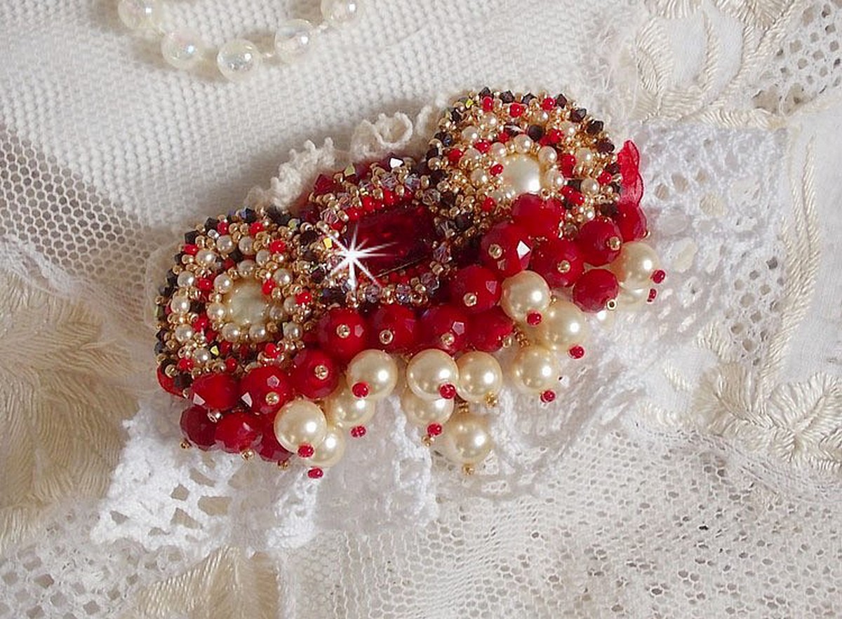 Broche de rubi bordado com um cabochon de vidro boémio dos anos 60, pérolas, cristais Swarovski e missangas de sementes