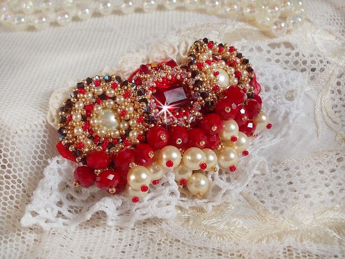 Broche de rubi bordado com um cabochon de vidro boémio dos anos 60, pérolas, cristais Swarovski e missangas de sementes