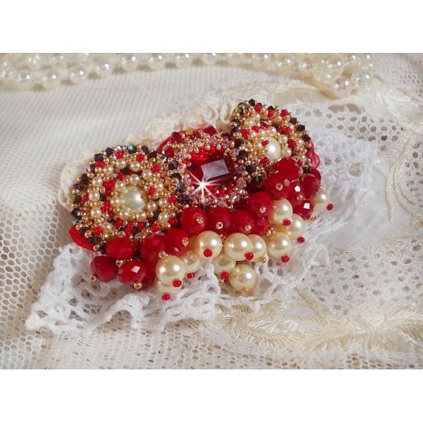 Broche de rubi bordado com um cabochon de vidro bo&eacute;mio dos anos 60, p&eacute;rolas, cristais Swarovski e missangas de sementes