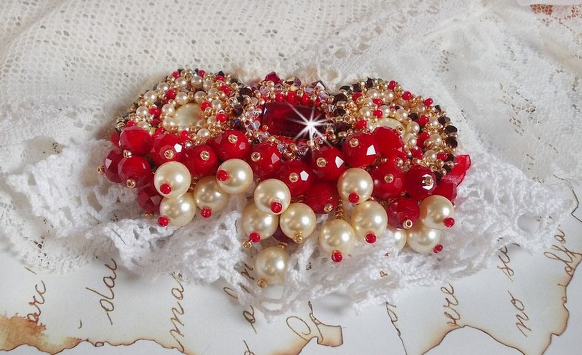 Broche de rubi bordado com um cabochon de vidro boémio dos anos 60, pérolas, cristais Swarovski e missangas de sementes