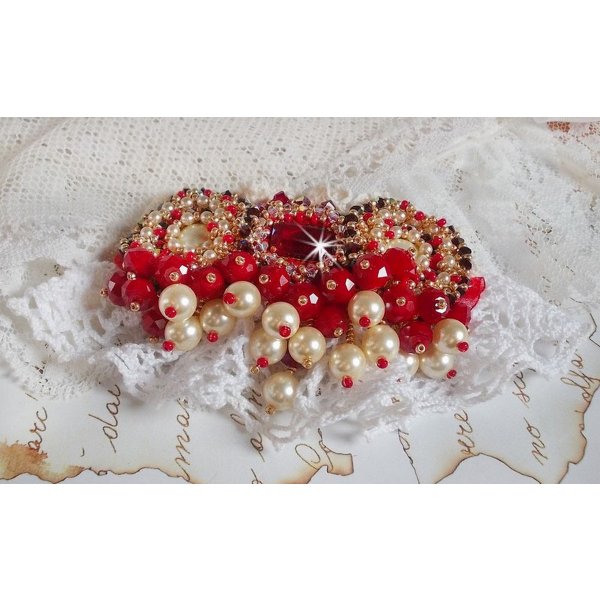 Broche de rubi bordado com um cabochon de vidro boémio dos anos 60, pérolas, cristais Swarovski e missangas de sementes