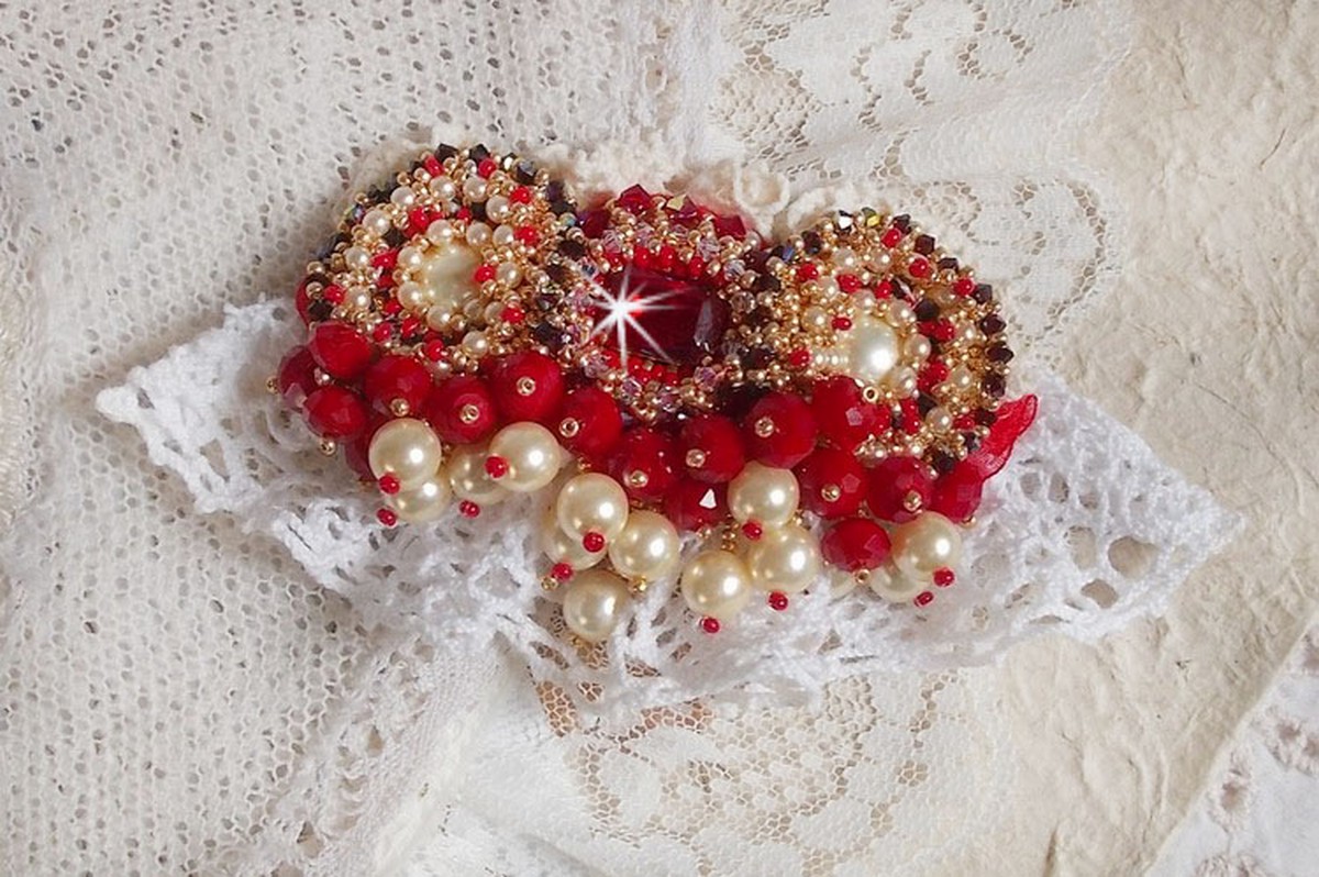 Broche de rubi bordado com um cabochon de vidro boémio dos anos 60, pérolas, cristais Swarovski e missangas de sementes