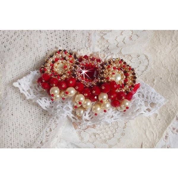 Broche de rubi bordado com um cabochon de vidro boémio dos anos 60, pérolas, cristais Swarovski e missangas de sementes