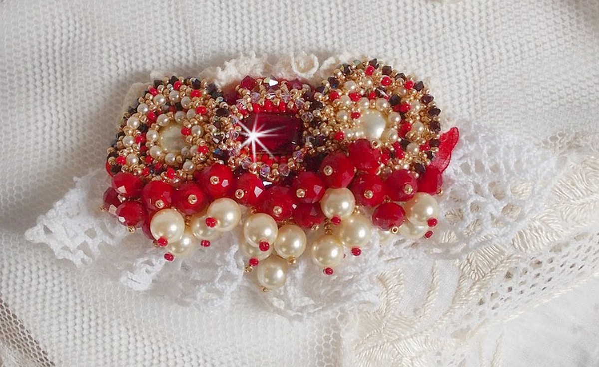 Broche de rubi bordado com um cabochon de vidro boémio dos anos 60, pérolas, cristais Swarovski e missangas de sementes