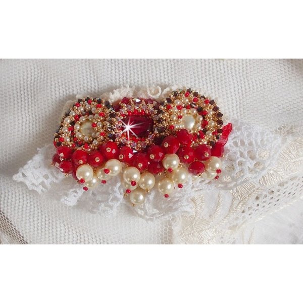 Broche de rubi bordado com um cabochon de vidro boémio dos anos 60, pérolas, cristais Swarovski e missangas de sementes