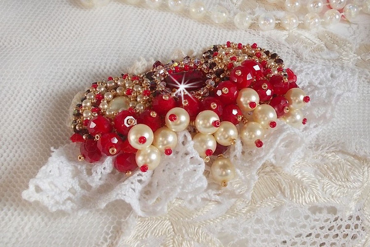 Broche de rubi bordado com um cabochon de vidro boémio dos anos 60, pérolas, cristais Swarovski e missangas de sementes