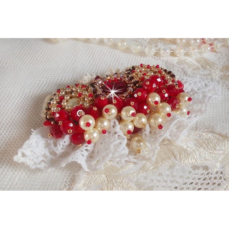Broche de rubi bordado com um cabochon de vidro boémio dos anos 60, pérolas, cristais Swarovski e missangas de sementes