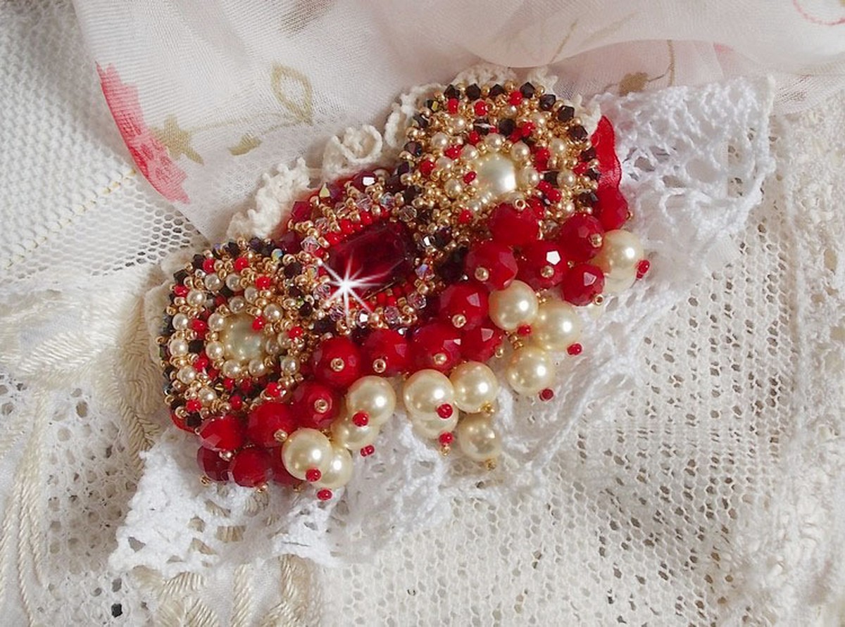 Broche de rubi bordado com um cabochon de vidro boémio dos anos 60, pérolas, cristais Swarovski e missangas de sementes