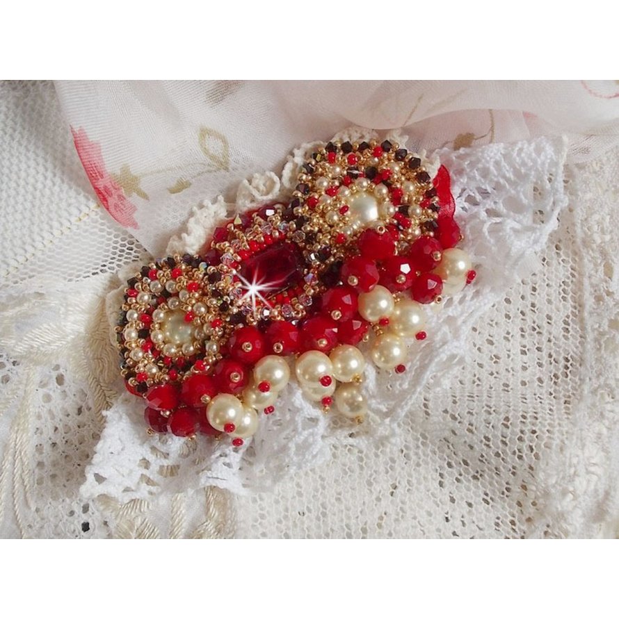 Broche de rubi bordado com um cabochon de vidro boémio dos anos 60, pérolas, cristais Swarovski e missangas de sementes