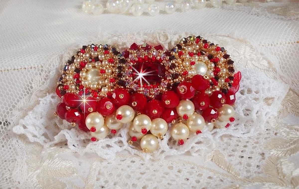 Broche de rubi bordado com um cabochon de vidro boémio dos anos 60, pérolas, cristais Swarovski e missangas de sementes