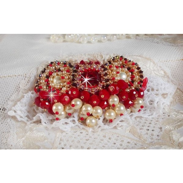 Broche de rubi bordado com um cabochon de vidro boémio dos anos 60, pérolas, cristais Swarovski e missangas de sementes