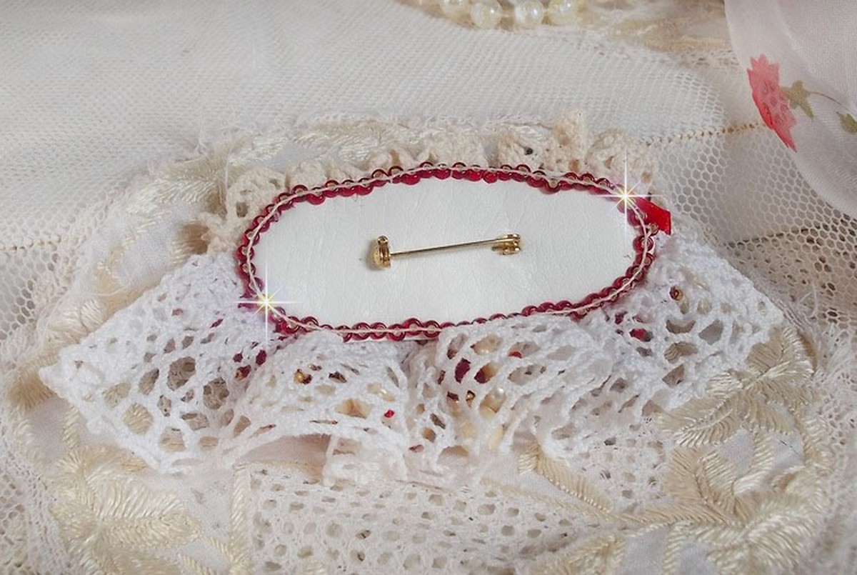 Broche de rubi bordado com um cabochon de vidro boémio dos anos 60, pérolas, cristais Swarovski e missangas de sementes