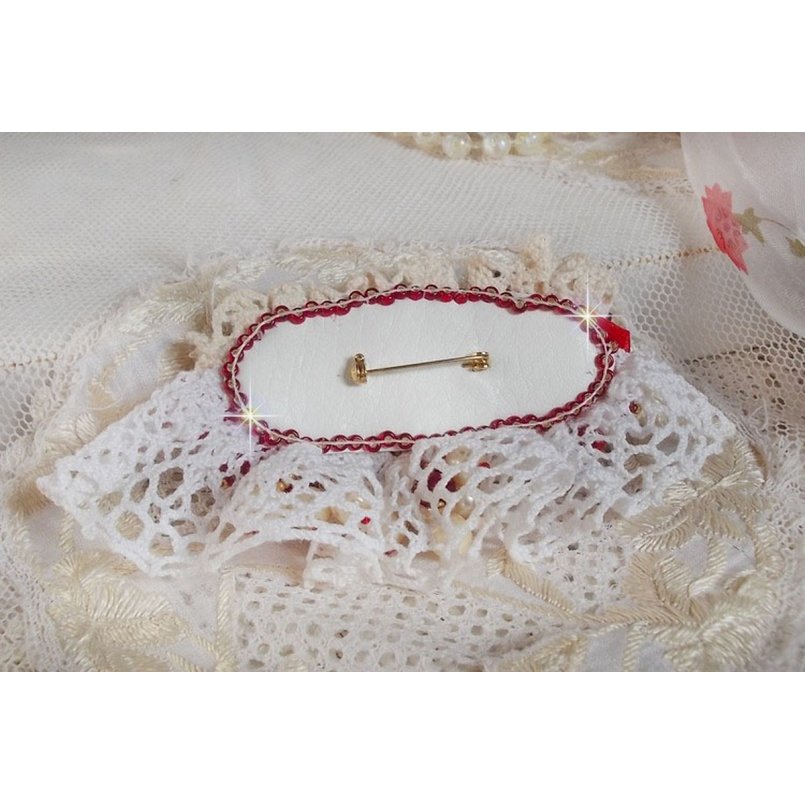 Broche de rubi bordado com um cabochon de vidro boémio dos anos 60, pérolas, cristais Swarovski e missangas de sementes