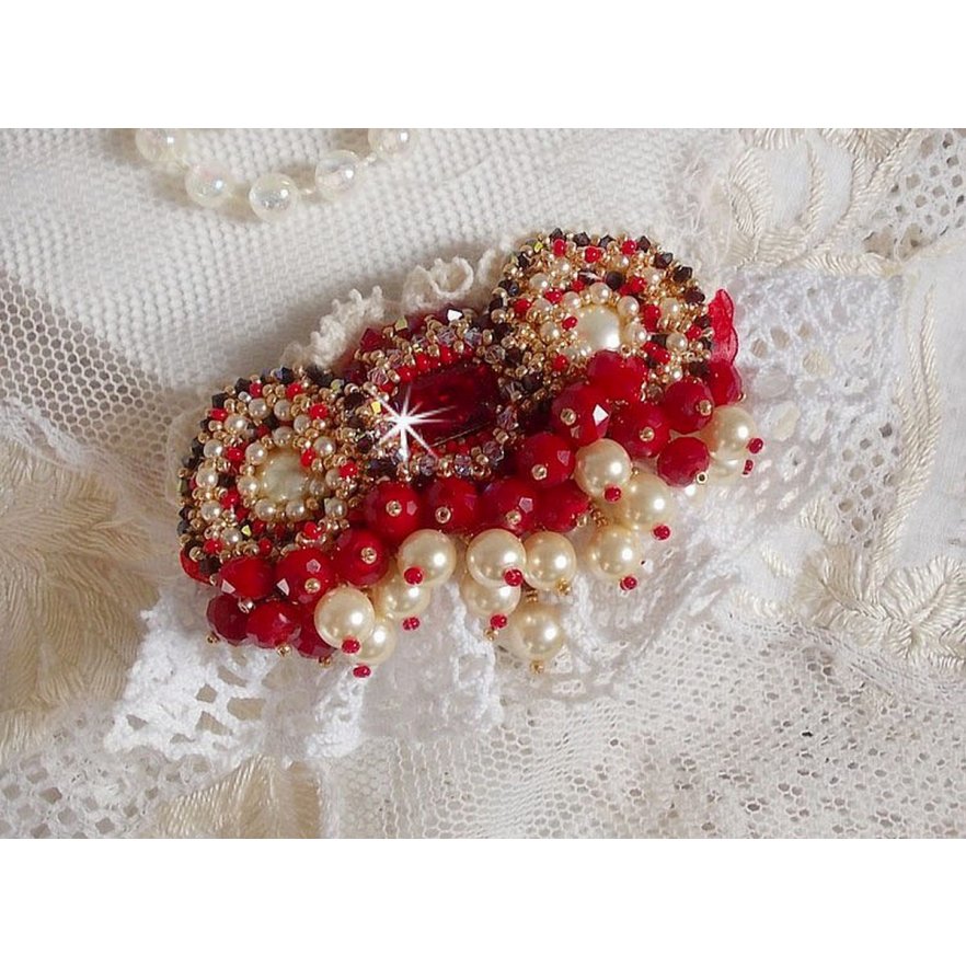 Broche de rubi bordado com um cabochon de vidro boémio dos anos 60, pérolas, cristais Swarovski e missangas de sementes