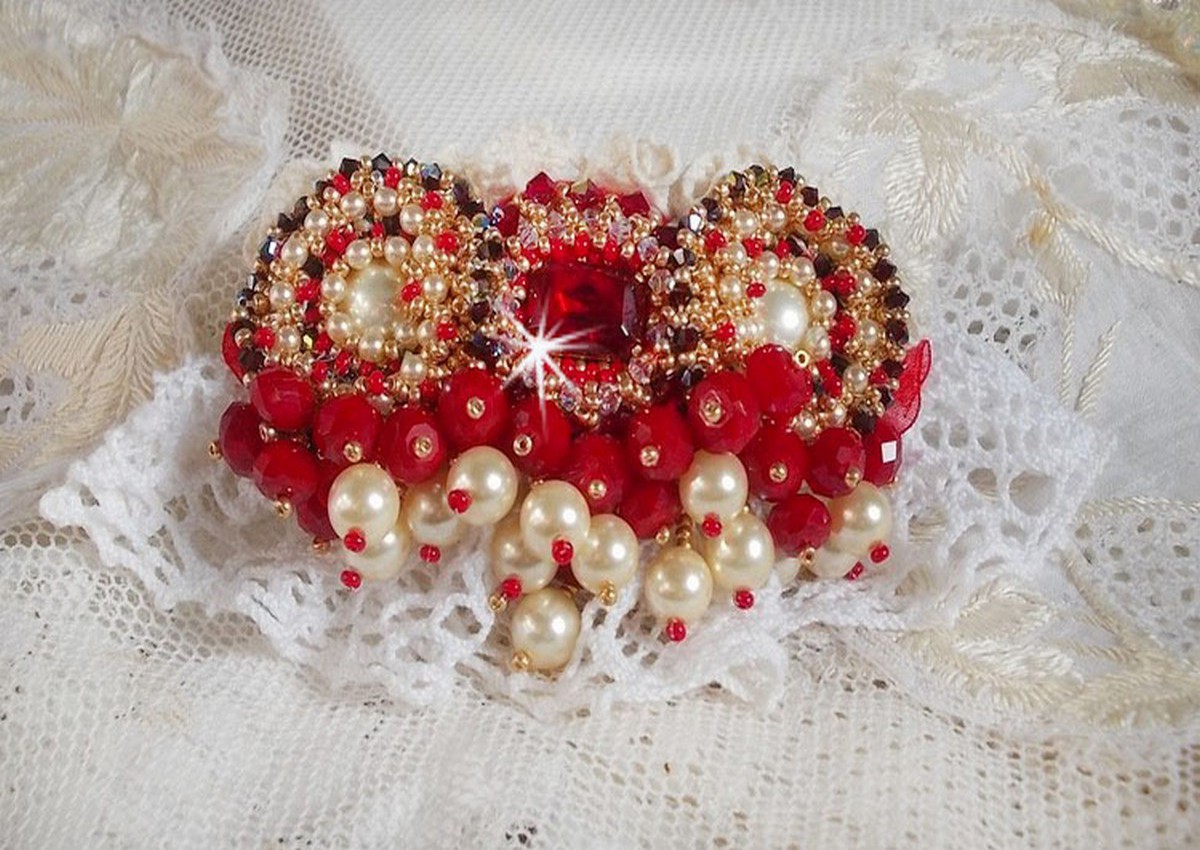 Broche de rubi bordado com um cabochon de vidro boémio dos anos 60, pérolas, cristais Swarovski e missangas de sementes