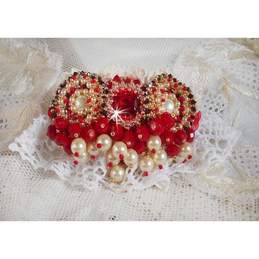 Broche de rubi bordado com um cabochon de vidro boémio dos anos 60, pérolas, cristais Swarovski e missangas de sementes