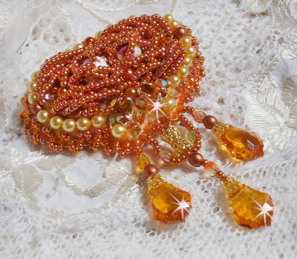 Broche Rumba bordado com cristais Swarovski, strass, navetas de tangerina, missangas redondas e missangas de sementes