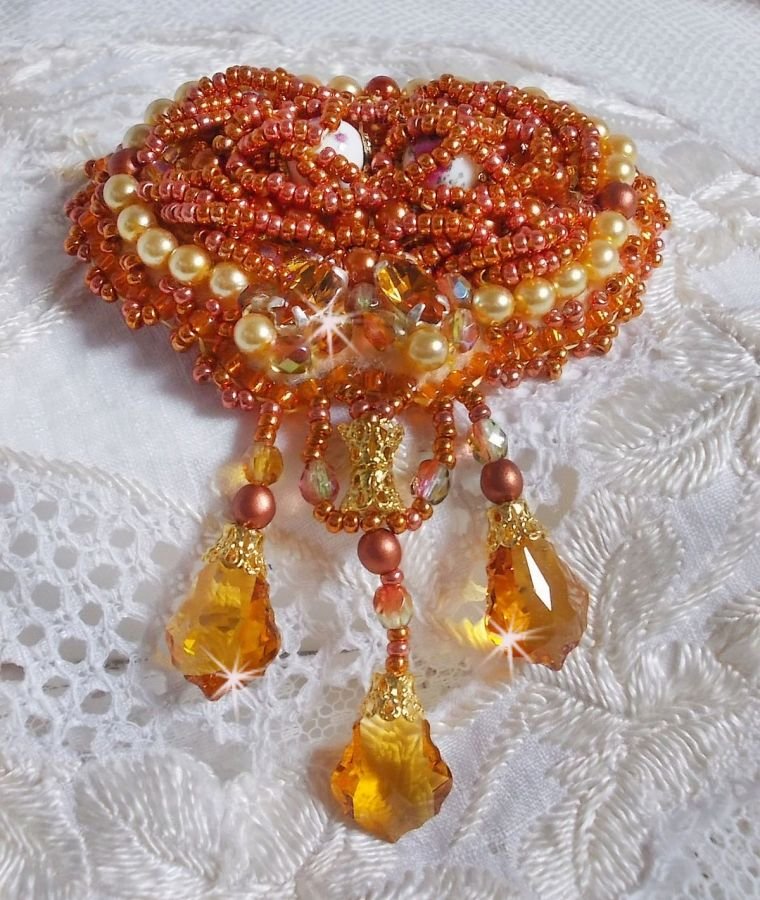 Broche Rumba bordado com cristais Swarovski, strass, navetas de tangerina, missangas redondas e missangas de sementes