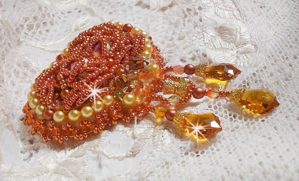 Broche Rumba bordado com cristais Swarovski, strass, navetas de tangerina, missangas redondas e missangas de sementes