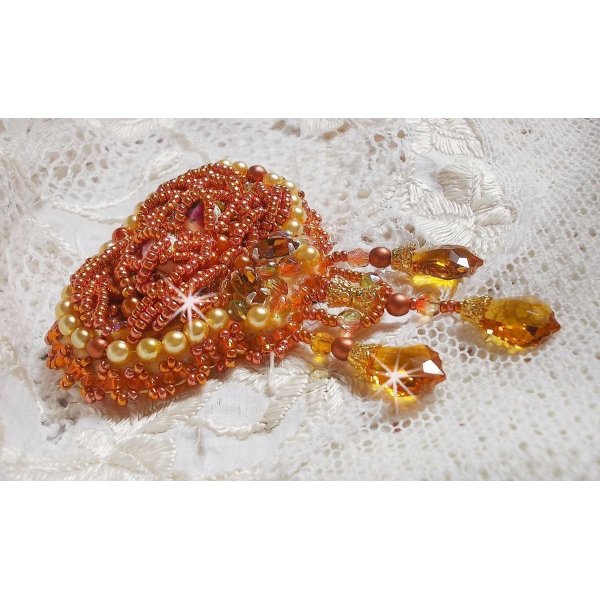 Broche Rumba bordado com cristais Swarovski, strass, navetas de tangerina, missangas redondas e missangas de sementes