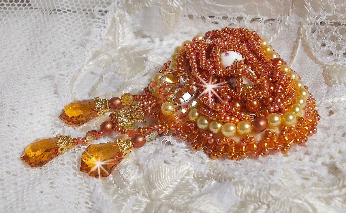 Broche Rumba bordado com cristais Swarovski, strass, navetas de tangerina, missangas redondas e missangas de sementes